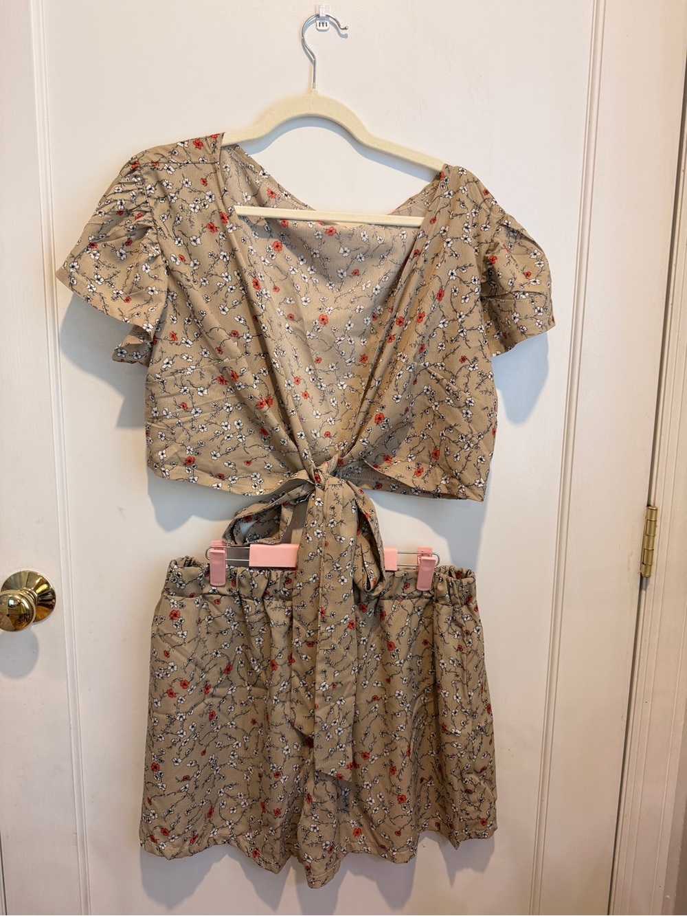SHEIN Tan Floral Tie-Front High Waist Shorts Set